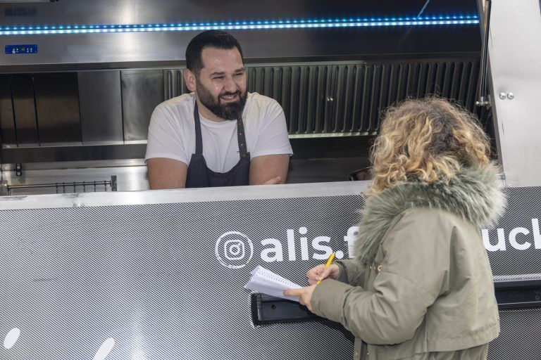 Der Gastronom Ali Cekic sucht einen Standort für seinen Foodtruck