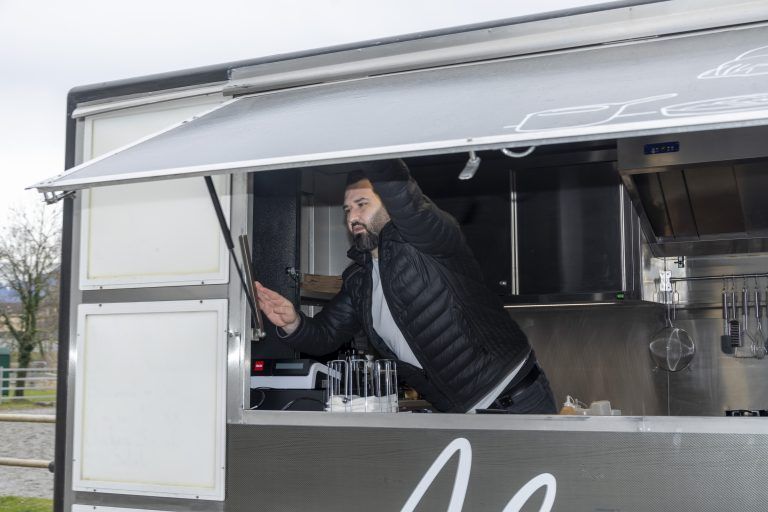 Der Gastronom Ali Cekic sucht einen Standort für seinen Foodtruck