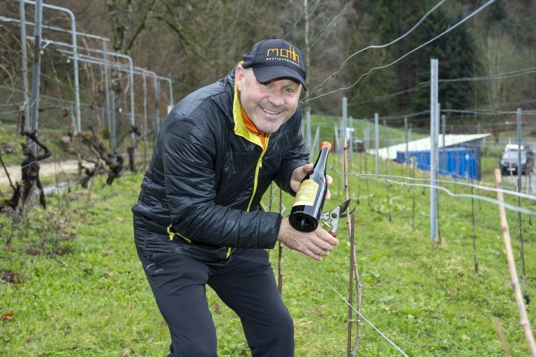 Vegetation und Frost osef Möth in seinem Weinberg und schauen uns die Knospen an, die vielleicht zu früh zu treiben beginnen.