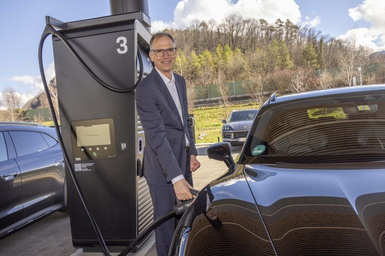 Eröffnung Porsche Charging Lounge Koblach Porsche-Ö-Chef Helmut Eggert.