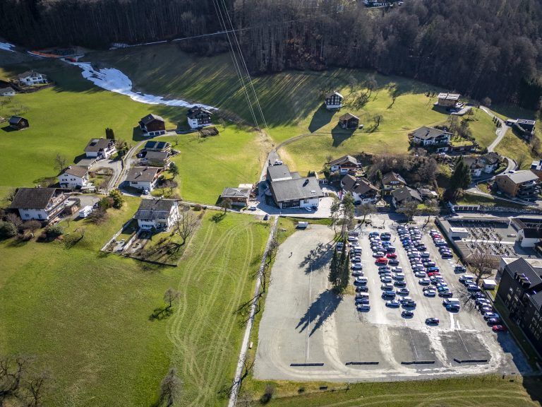 Schruns Hochjoch Zentrum Minnigolf Lift Skilift Drohne Bild von oben Luftbild Luftaufnahme Drohnenfoto Drohnenbild