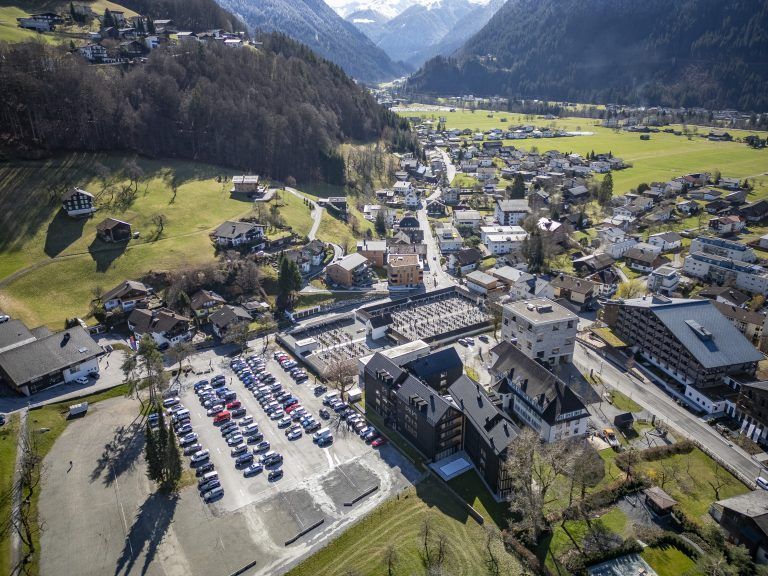 Schruns Hochjoch Zentrum Minnigolf Lift Skilift Drohne Bild von oben Luftbild Luftaufnahme Drohnenfoto Drohnenbild
