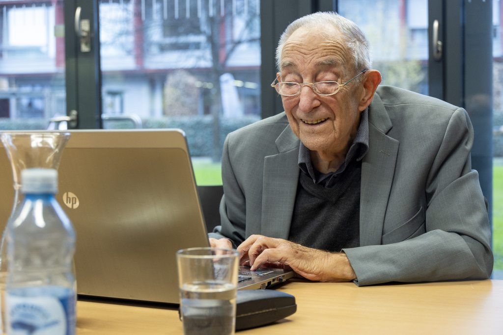 Den 92-jährigen George faszinieren Computer: &#8220;Ich sehe sie als Partner&#8221;