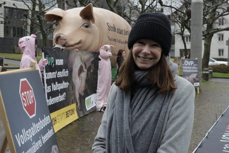 VGT Nein zu Vollspaltböden Aktion Kundgebung vor dem Landhaus