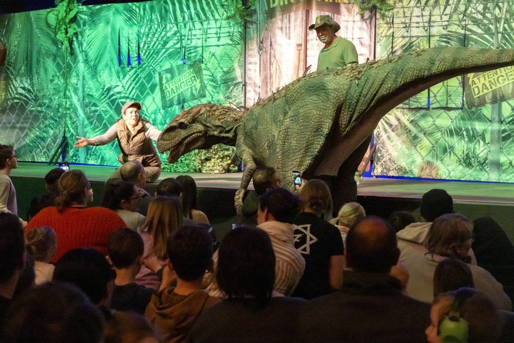 Wie Hard am Sonntag von Dinosauriern heimgesucht wurde