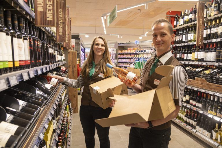 Eröffnung neuer Eurospar Hatlerdorf Rundgang durch den neuen Markt und die Spar-Akademie -Carina Pollhammer.