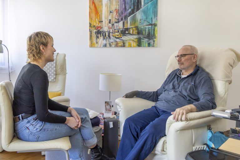 Kurt Gerszi Gespräch mit einem Schmerzpatienten im Rollstuhl der THC-Medikament erhält