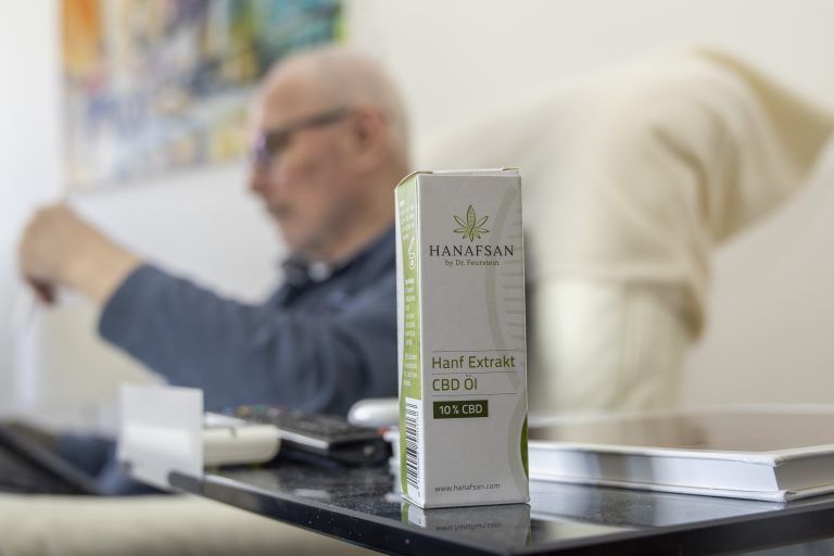 Kurt Gerszi Gespräch mit einem Schmerzpatienten im Rollstuhl der THC-Medikament erhält