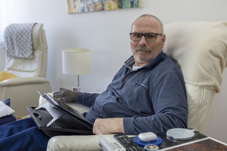 Kurt Gerszi Gespräch mit einem Schmerzpatienten im Rollstuhl der THC-Medikament erhält