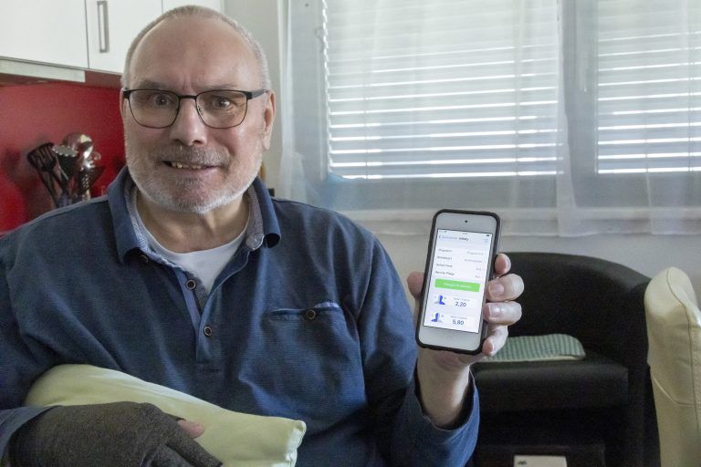 Kurt Gerszi Gespräch mit einem Schmerzpatienten im Rollstuhl der THC-Medikament erhält
