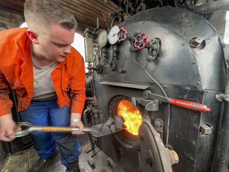 Saisonstart Wälderbähnle Mit Geschäftsführer Walter Rüf und Mitarbeiter in der Werkstatt Starten am Ostersonntag in die neue Saison