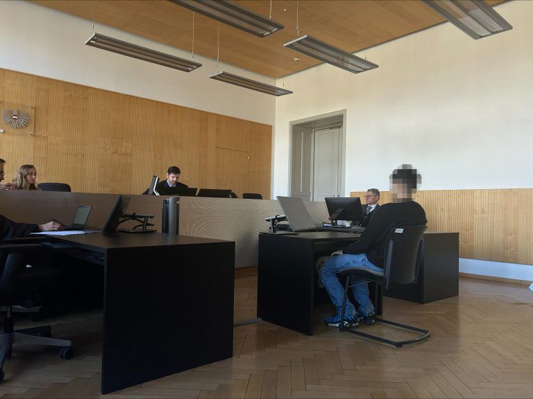 Der Beschuldigte sechzehnjährige bei der Verhandlung.