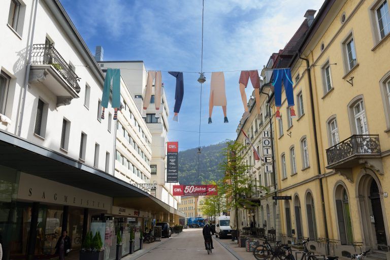 Warum baumeln bunte Hosen über der Bregenzer Rathausstraße?