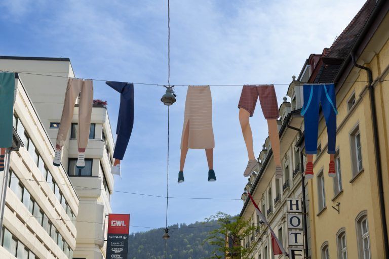 Warum baumeln bunte Hosen über der Bregenzer Rathausstraße?