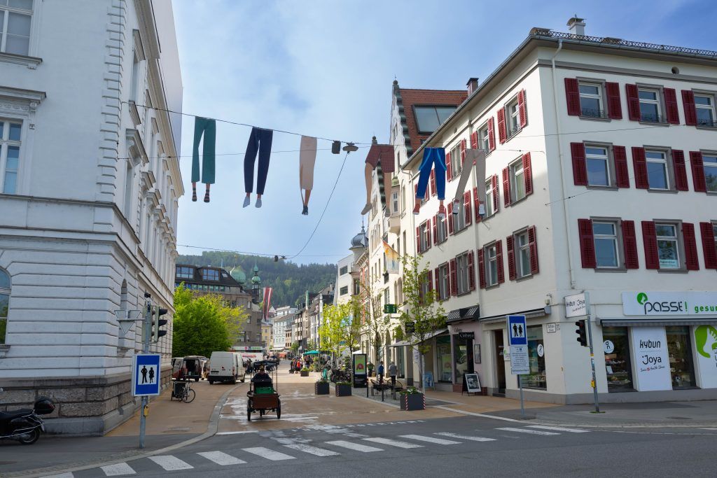 Warum baumeln bunte Hosen über der Bregenzer Rathausstraße?
