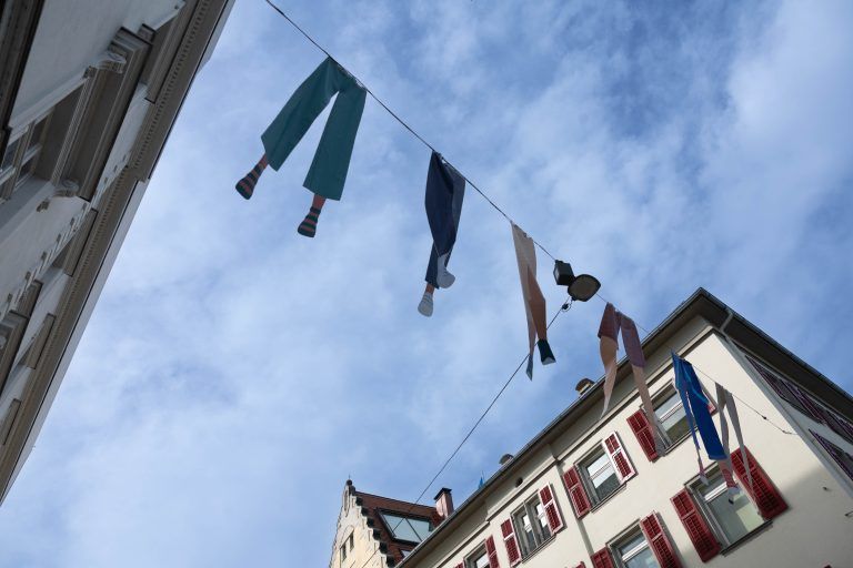 Warum baumeln bunte Hosen über der Bregenzer Rathausstraße?
