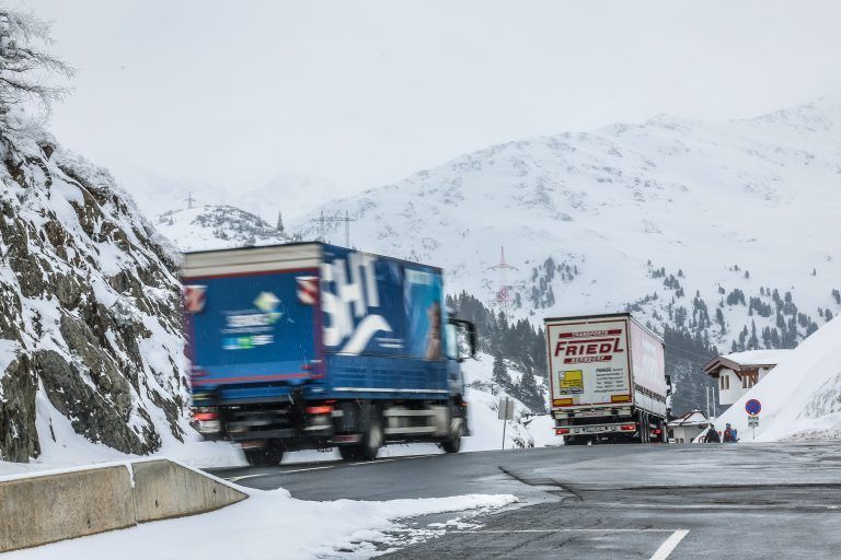 Schnee – Verkehrssituation am Arlbergpass, Sperre Arlbergtunnel, Alpe Rauz