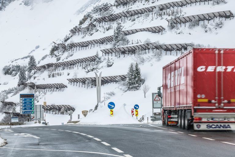 Schnee – Verkehrssituation am Arlbergpass, Sperre Arlbergtunnel, Alpe Rauz