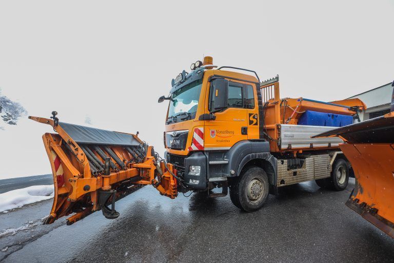 Schnee – Verkehrssituation am Arlbergpass, Sperre Arlbergtunnel, Alpe Rauz