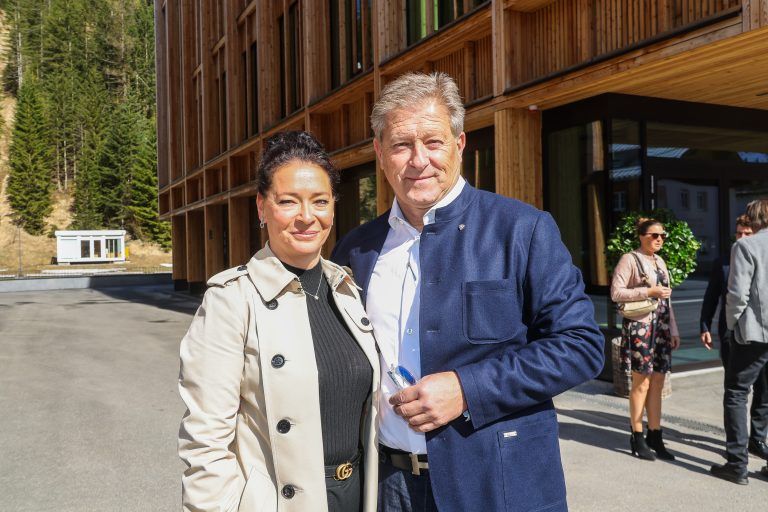 Erffnung Lechwelten Dorfhus, Die Gemeinde Lech ldt anlsslich der Erffnung ãLechwelten & DorfhusÒ zum feierlichen Festakt Lech ein. Beginn um 10:30 mit Fototermin (Geraldine und Tanja vor Ort) – Treffpunkt und Geschichte Erffnung Lechwelten Dorfhus, Die Gemeinde Lech ldt anlsslich der Erffnung ãLechwelten & DorfhusÒ zum feierlichen Festakt Lech ein. Beginn um 10:30 mit Fototermin […]