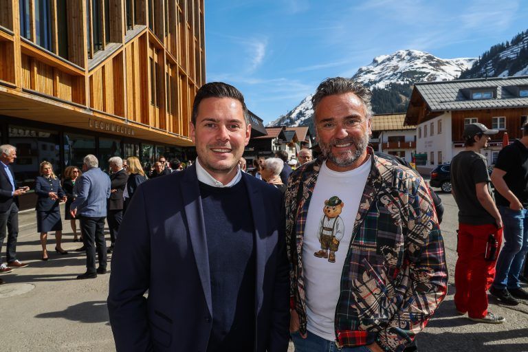 Erffnung Lechwelten Dorfhus, Die Gemeinde Lech ldt anlsslich der Erffnung ãLechwelten & DorfhusÒ zum feierlichen Festakt Lech ein. Beginn um 10:30 mit Fototermin (Geraldine und Tanja vor Ort) – Treffpunkt und Geschichte Erffnung Lechwelten Dorfhus, Die Gemeinde Lech ldt anlsslich der Erffnung ãLechwelten & DorfhusÒ zum feierlichen Festakt Lech ein. Beginn um 10:30 mit Fototermin […]