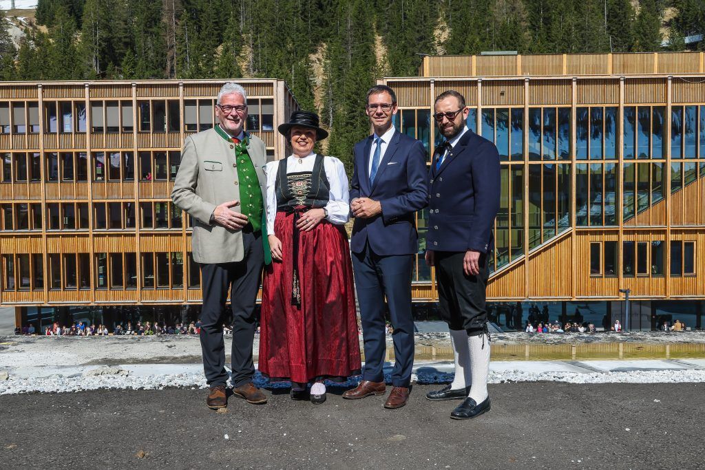 Prominente Gäste strahlen bei Lechwelten-Eröffnung mit der Sonne um die Wette