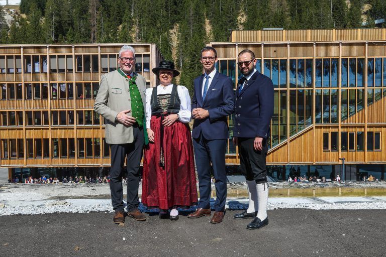 Erffnung Lechwelten Dorfhus, Die Gemeinde Lech ldt anlsslich der Erffnung ãLechwelten & DorfhusÒ zum feierlichen Festakt Lech ein. Beginn um 10:30 mit Fototermin (Geraldine und Tanja vor Ort) – Treffpunkt und Geschichte