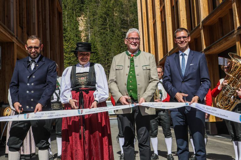 Erffnung Lechwelten Dorfhus, Die Gemeinde Lech ldt anlsslich der Erffnung ãLechwelten & DorfhusÒ zum feierlichen Festakt Lech ein. Beginn um 10:30 mit Fototermin (Geraldine und Tanja vor Ort) – Treffpunkt und Geschichte