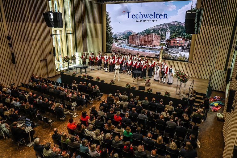 Erffnung Lechwelten Dorfhus, Die Gemeinde Lech ldt anlsslich der Erffnung ãLechwelten & DorfhusÒ zum feierlichen Festakt Lech ein. Beginn um 10:30 mit Fototermin (Geraldine und Tanja vor Ort) – Treffpunkt und Geschichte