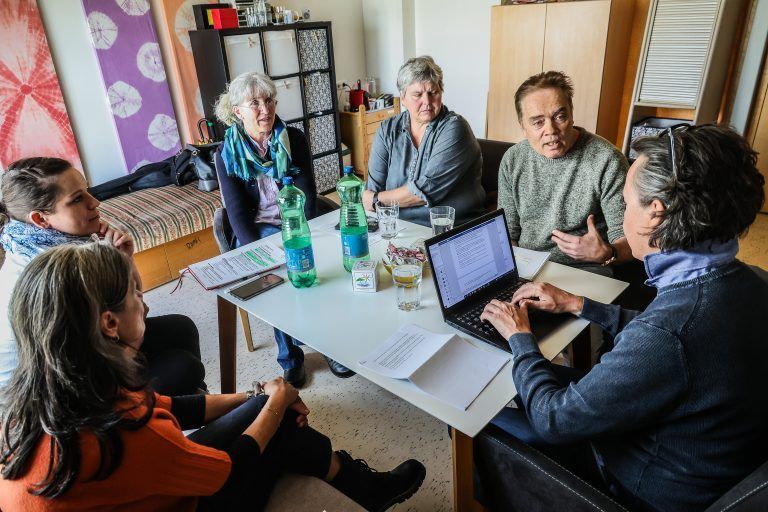 Personalmangel in der Behindertenbetreuung, Zu wenig Betreuer, keine Zivildiener – bei der Lebenshilfe mssen Werksttten geschlossen werden bzw. Betreute knnen dort nicht mehr hin. Wir haben einen konkreten Fall (Louisa), sprechen mit ihrer Mutter und Vertretern der Lebenshilfe