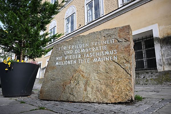 Brauner Familienausflug zu Hitler-Geburtshaus am 20. April