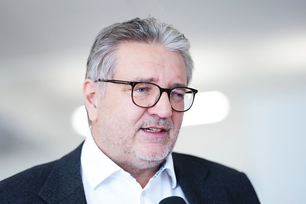 Hacker von Kopf-Vorschlag zu Asyl wenig begeistert