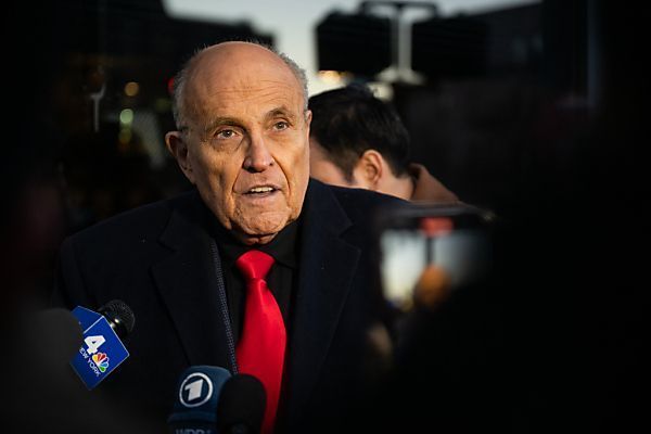 Trump-Vertraute Giuliani und Meadows in Arizona angeklagt