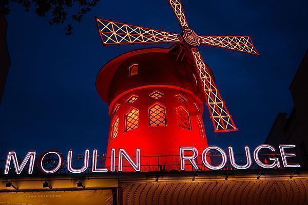 Windmühlenflügel von Moulin Rouge in Paris herabgestürzt