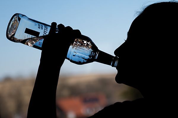WHO alarmiert über Alkohol- und Tabakkonsum der Jugend