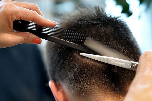 Friseure bei Früherkennung von Hauterkrankungen hilfreich