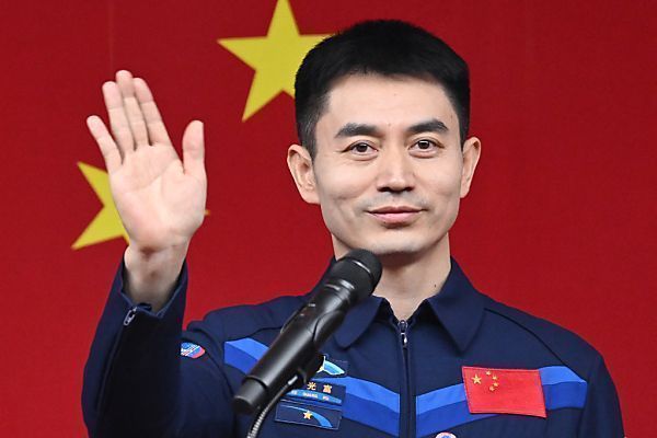 Drei Astronauten zu chinesischer Weltraumstation unterwegs