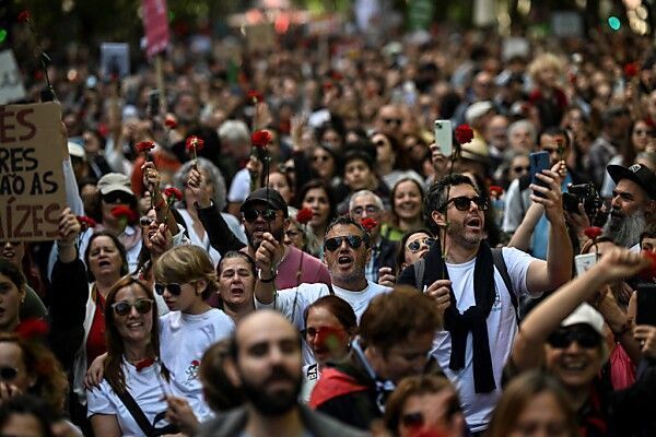 Zehntausende feiern 50 Jahre Nelkenrevolution in Portugal