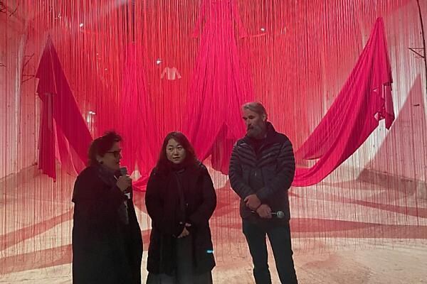 Roter Faden: Kunstinstallation im Gedenkstollen Ebensee