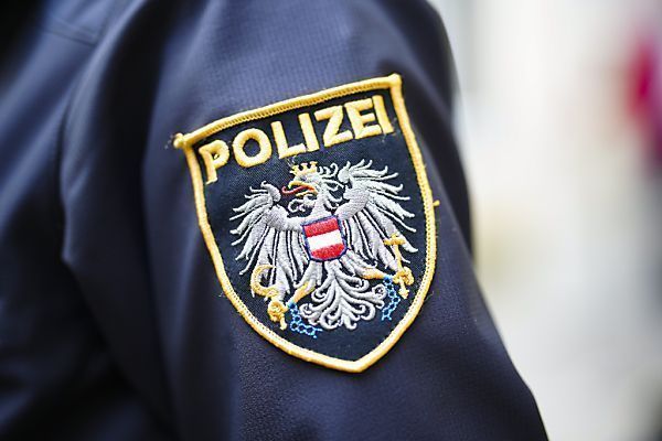 36-Jähriger vor Bar in Tirol von Golfcart überrollt