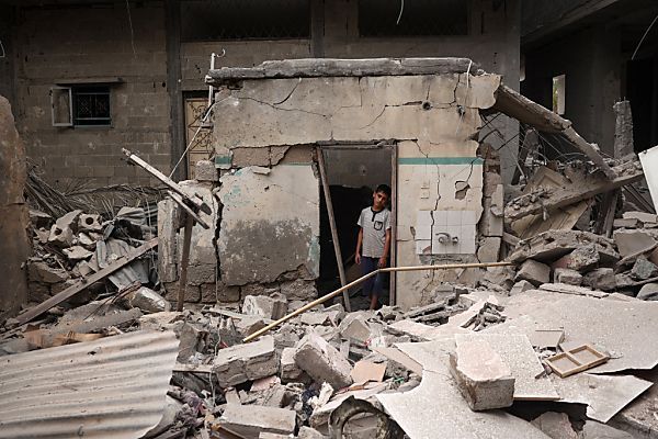 Israel fliegt Luftangriffe in Gaza und im Libanon
