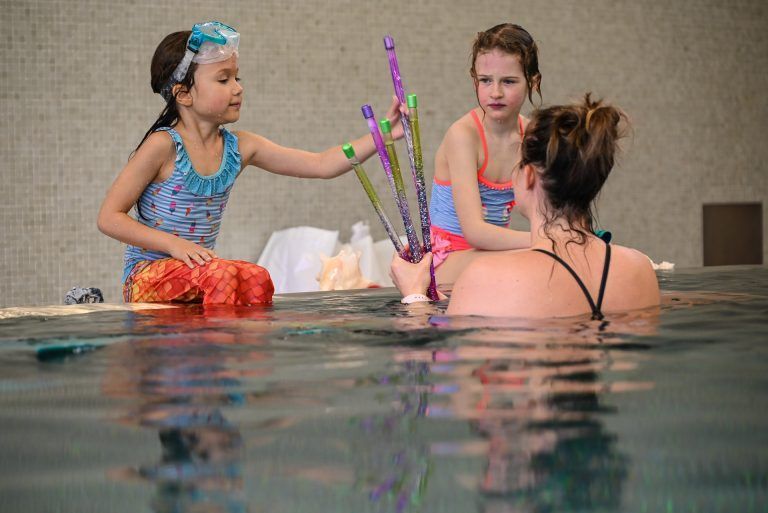 In den Osterferien lernte Lehrerin Hannah Knünz den Mädchen die Kunst des Meerjungfrauenschwimmens. - Schwimmen wie Arielle - Schwimmen wie Arielle