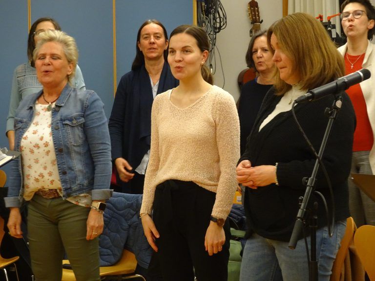 Über 40 Mitglieder zählt der beliebte Gospelchor SingRing. - Ein Abend voller Musik und Erinnerungen - 25 Jahre Gospelchor SingRing