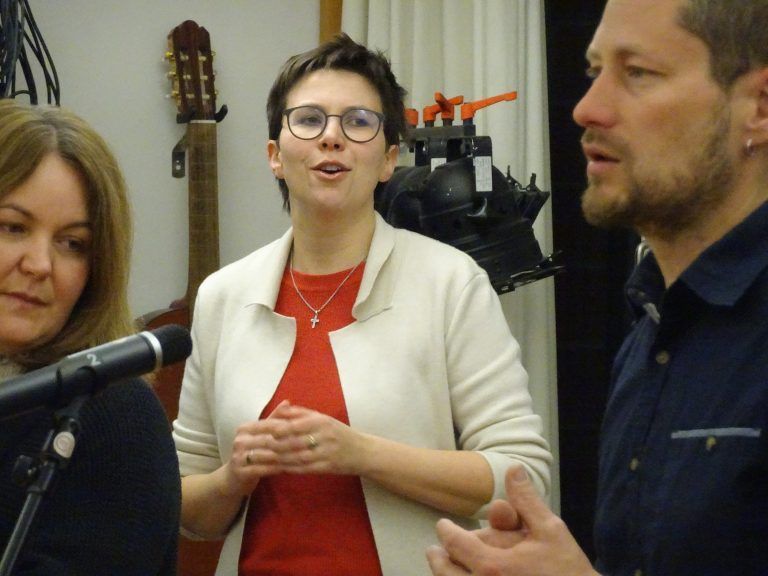 Chor-Obfrau Gloria Vetter gehört zu den Mitgliedern der ersten Stunde. - Ein Abend voller Musik und Erinnerungen - 25 Jahre Gospelchor SingRing