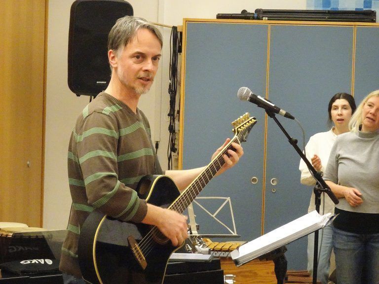 Chorleiter Michael Perčinlić hat gleich doppeltes Jubiläumsjahr. - Ein Abend voller Musik und Erinnerungen - 25 Jahre Gospelchor SingRing