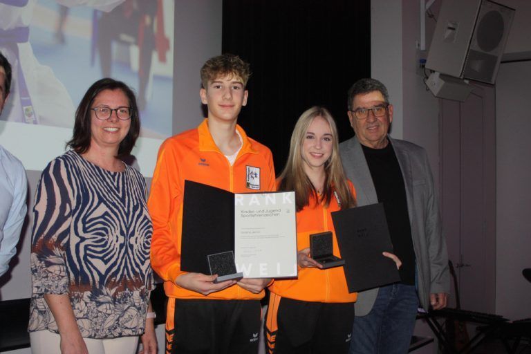 Bürgermeisterin Katharina Wöß-Krall Lorenz Jenni, Lena Hauser, Helmut Jenny - 27. Rankweiler Sportlerehrung