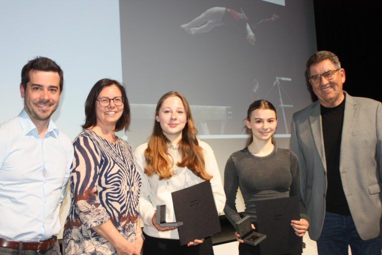 Sophia Strauss und Sarah Vester von der TS Rankweil mit Wöß-Krall und Jenny - 27. Rankweiler Sportlerehrung