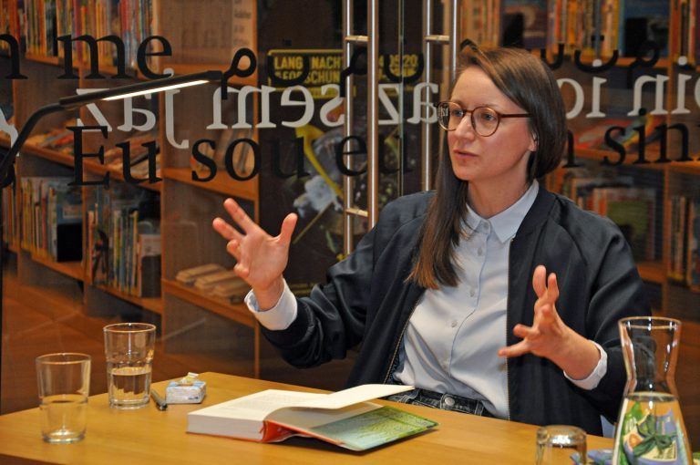 Mit großer Leidenschaft stellte Johanna Sebauer dem Publikum den irrwitzigen Plan ihrer Protagonisten vor. - Lesung Johanna Sebauer Stadtbibliothek