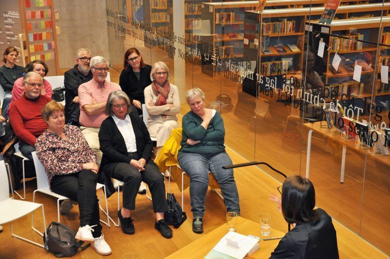Gebannt lauschten die Gäste der ungewöhnlichen Geschichte von Johanna Sebauer. - Lesung Johanna Sebauer Stadtbibliothek