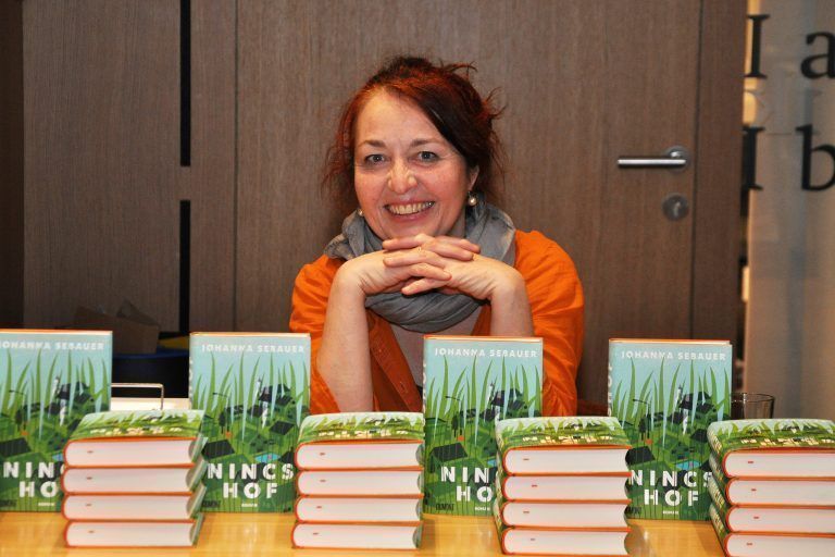 Barbara Sohm (Buchhandlung Rapunzel) hatte einen Buchtisch aufgebaut – die Bücher konnte man von Johanna Sebauer signieren lassen. - Lesung Johanna Sebauer Stadtbibliothek